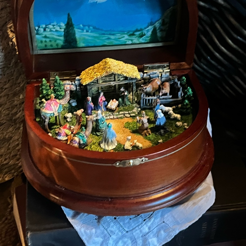The Nativity Music Box - Picture 3 of 3